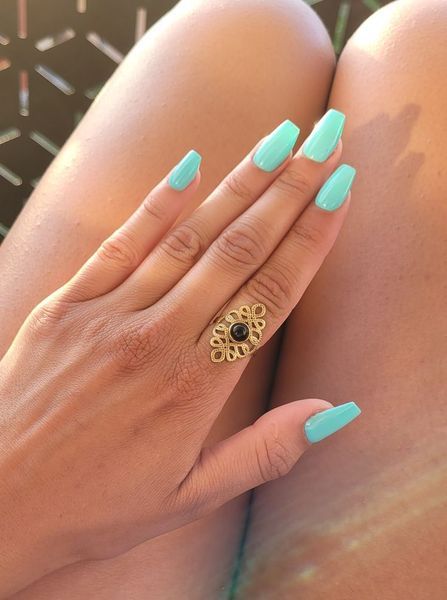 couleur-ongle-ete-terracotta-et-corail-sur-peau-bronzee Tendances Manucure Été 2026 : Les Couleurs et Nail Arts Incontournables de la Saison